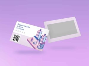 Zwei Visitenkarten auf violettem Hintergrund mit einem QR-Code.
