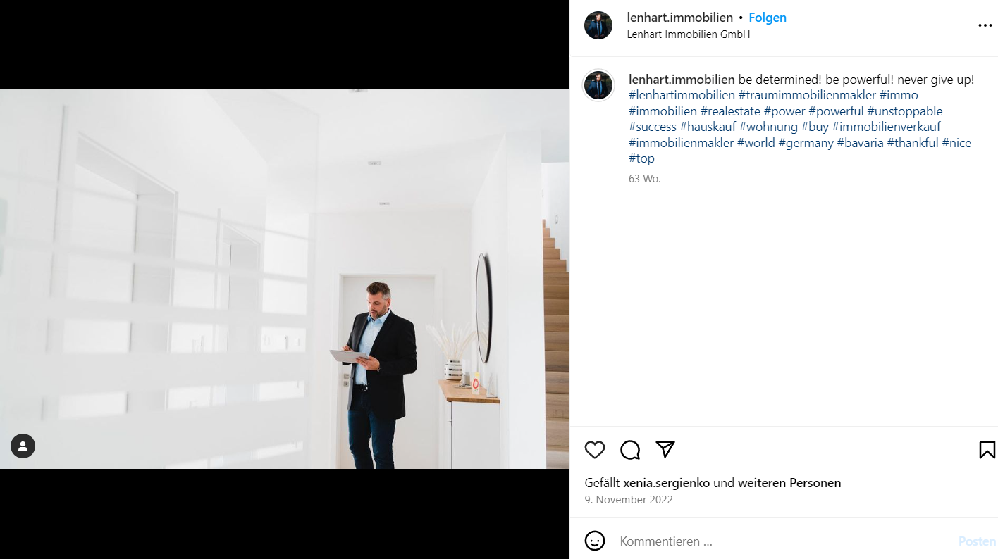 Ein Instagram-Post, auf dem ein Immobilienmakler in Anzug zu sehen ist, der gerade am arbeiten in einem modernen Haus ist.